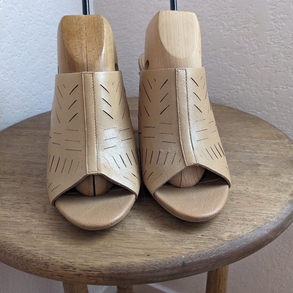 Report Signature Tan Heel Mule Slip On. Size 7.5. - image 1